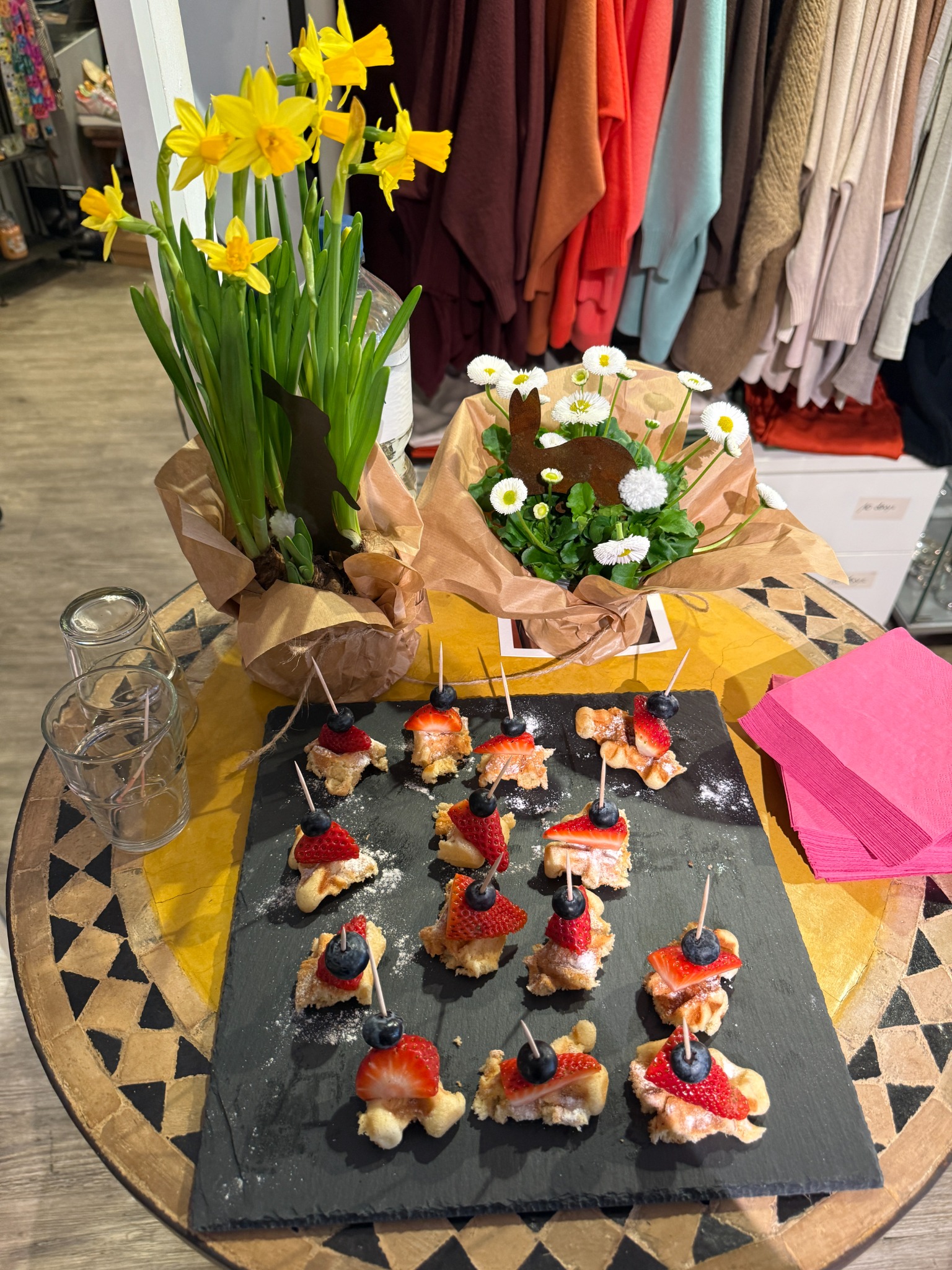Liebevoll vorbereitete Snacks und Blumen für einen Ars Vivendi Eventabend