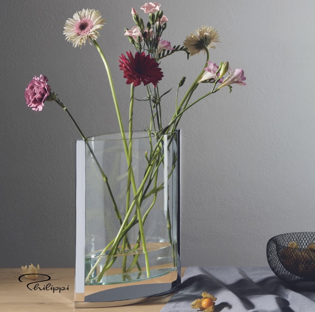 Moderne Glasvase mit farbigen Blumen