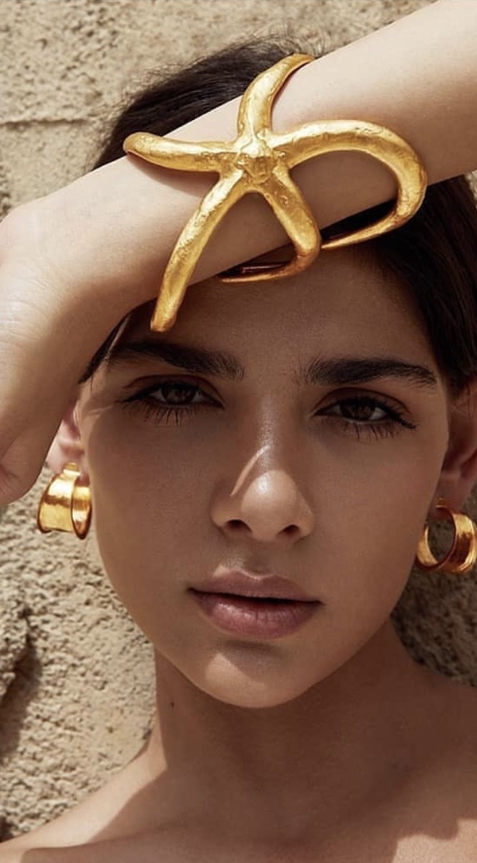 Goldener Armreif und Ohrringe von Rosanna