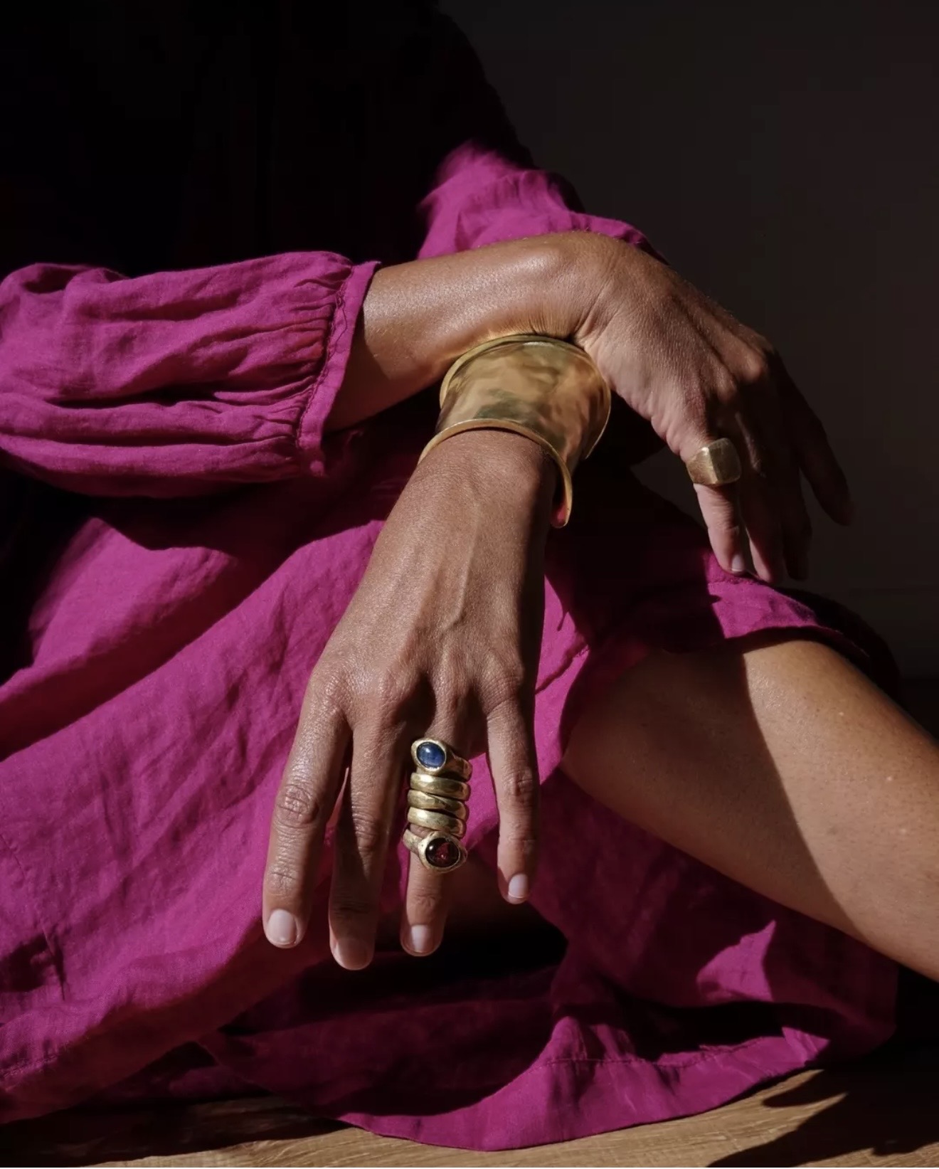 Goldene Schmuckstücke zu einem pinkfarbenen Outfit