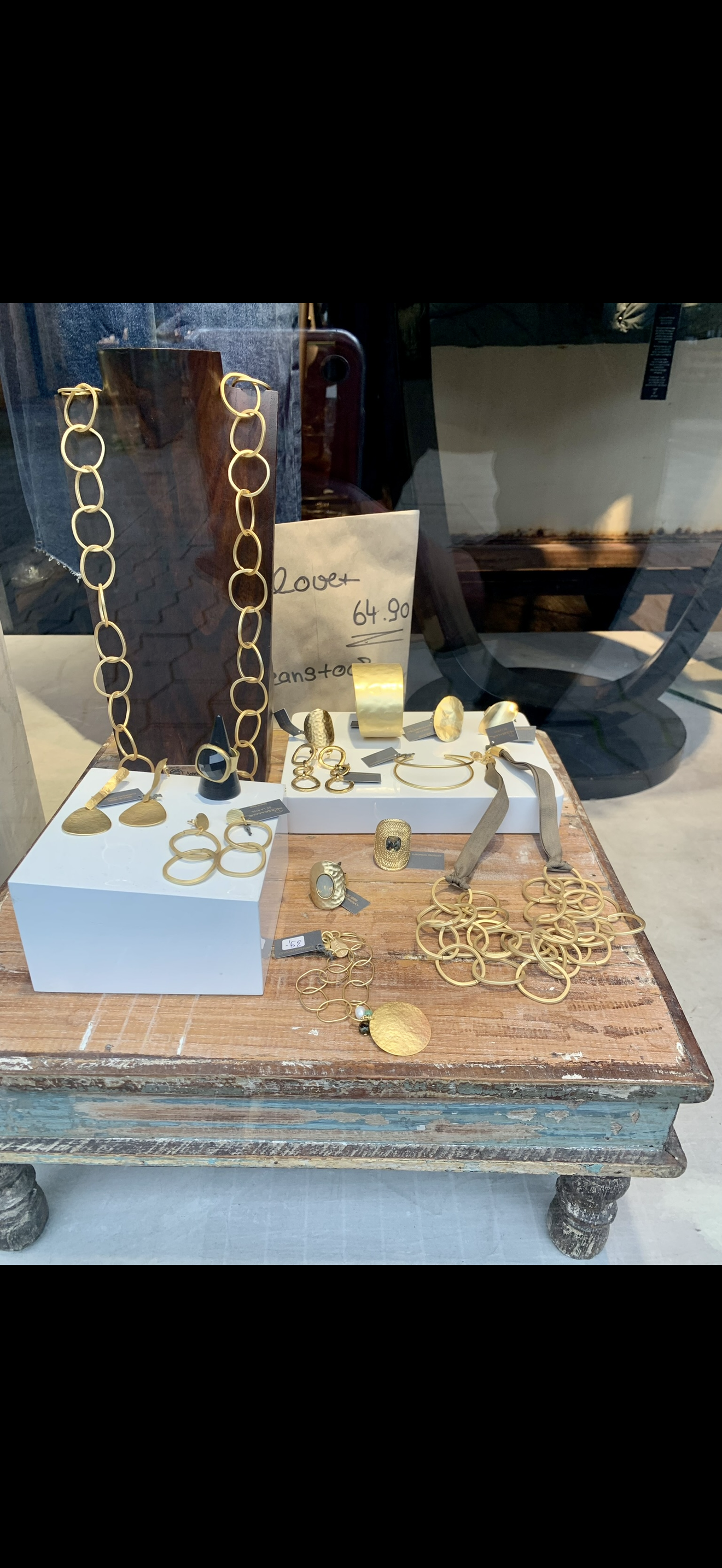 Goldschmuck in der Auslage von Ars Vivendi