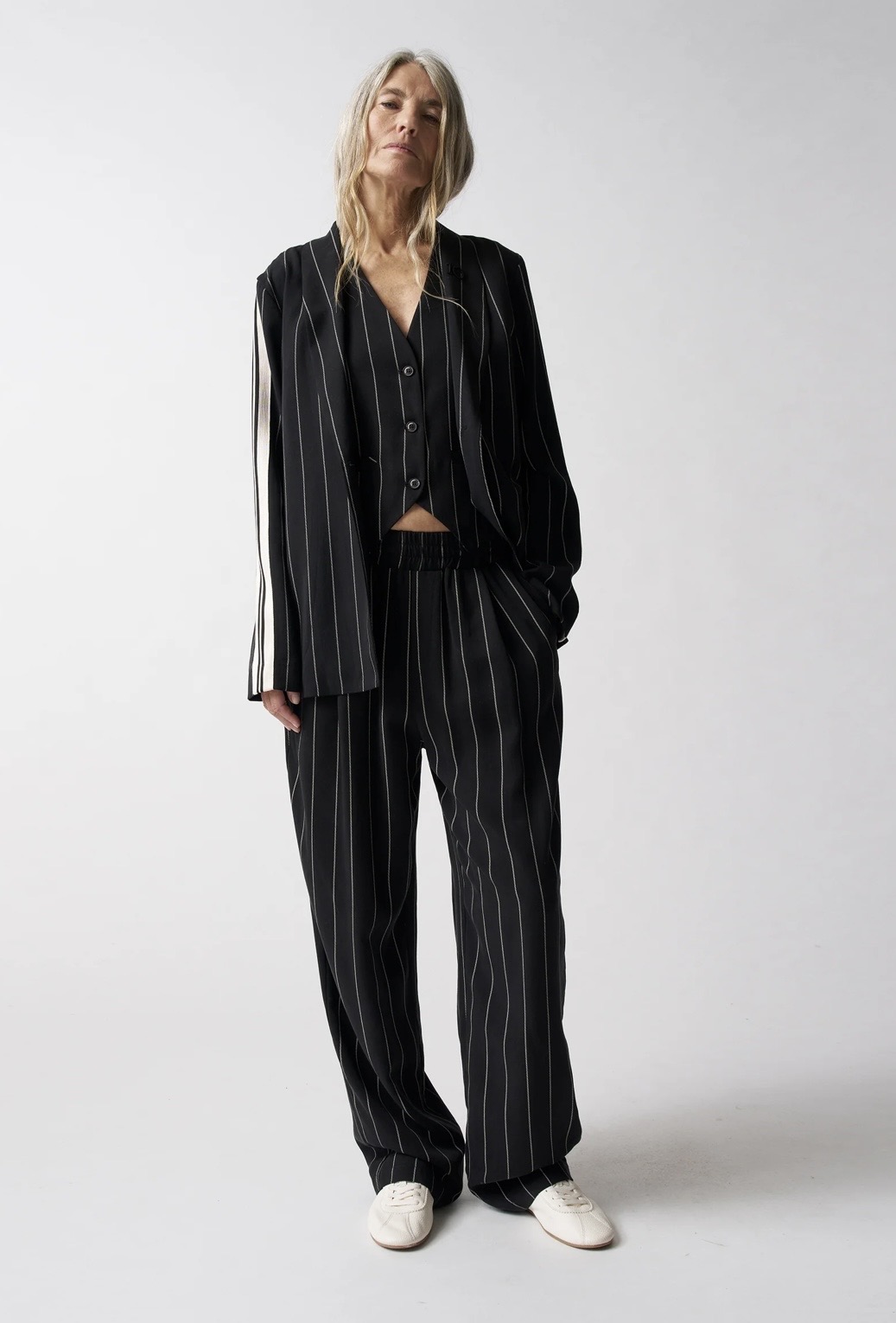 Schwarzer Nadelstreifen-Look von 10DAYS