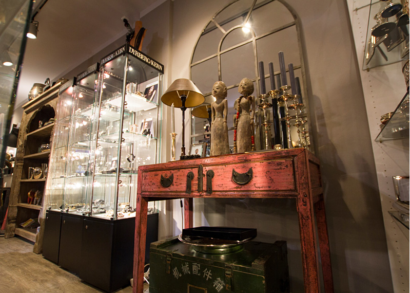 Antike Kommode und beleuchtete Schmuckvitrine