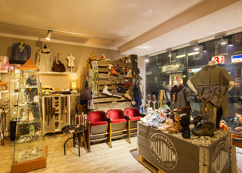 Mode und Accessoires im vorderen Storebereich