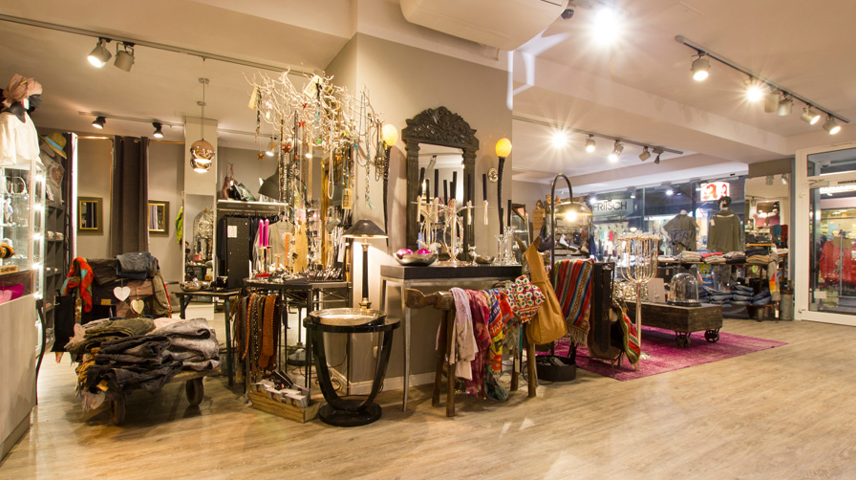 Ladenansicht mit Schmuck, Textilien und farbigen Accessoires