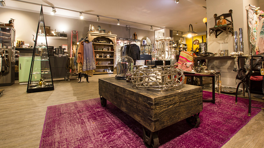 Storeansicht mit pinkfarbenem Teppich und Interior